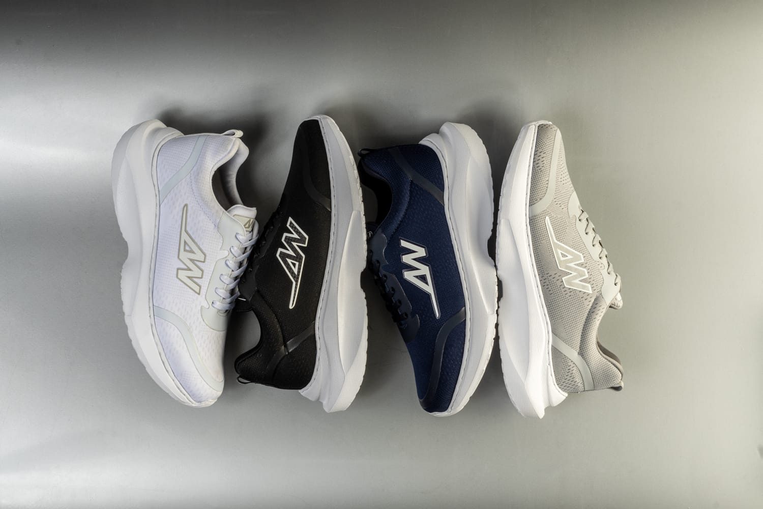 Los cuatro colores del ForzAW 1.0: blanco, negro, azul oscuro y gris